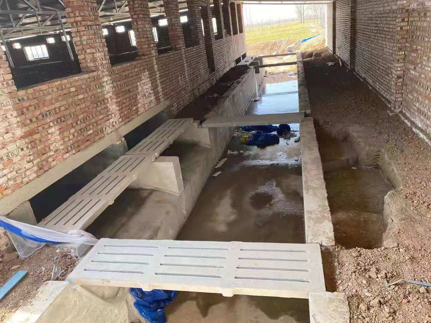 明宇養殖水泥漏糞板安裝效果
